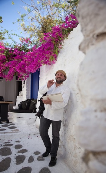 Henry Goldborn, stehend an eine weiße Wand gelehnt, Mykonos